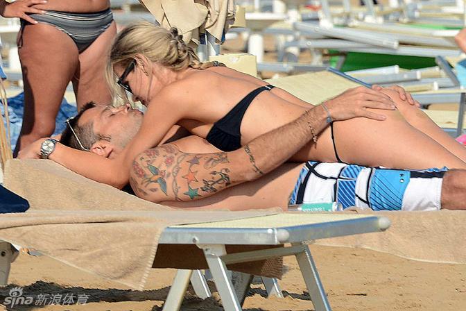 Famoso futbolista de Italia y su novia sexy toman el sol desnudas en la playa 