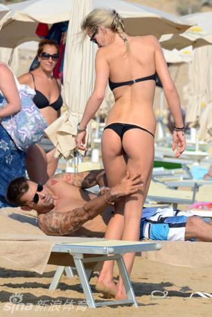 Famoso futbolista de Italia y su novia sexy toman el sol desnudas en la playa 