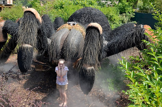 Bichos gigantes debutan en zoológico de Inglaterra1
