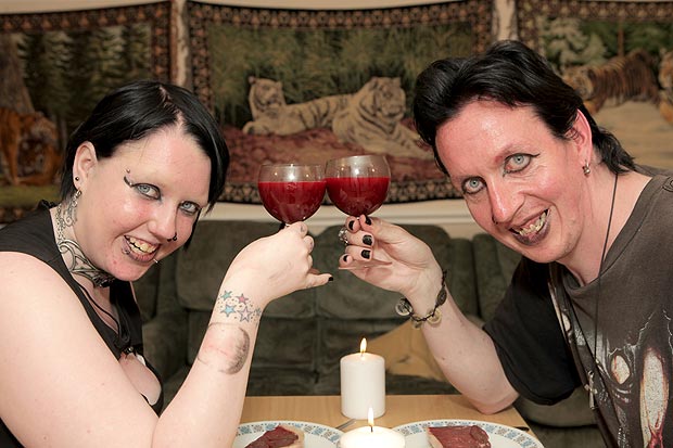 Pareja de vampiros beben de su propia sangre 