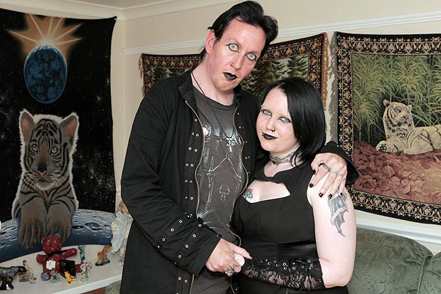 Pareja de vampiros beben de su propia sangre 