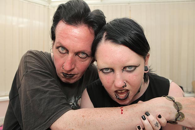 Pareja de vampiros beben de su propia sangre 