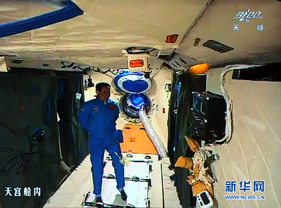 El presidente Xi Jinping conversa con astronautas de la nave tripulada Shenzhou-X 2