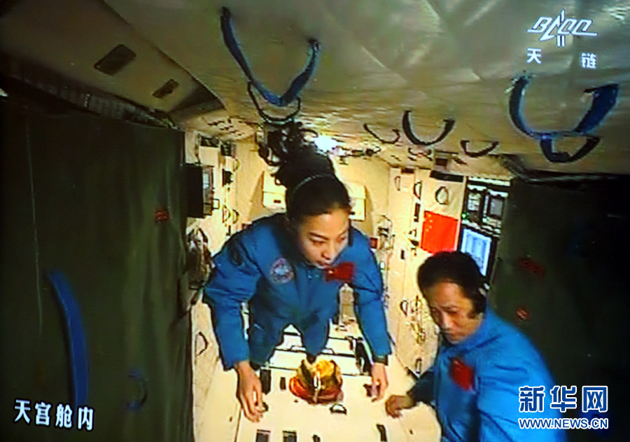 El presidente Xi Jinping conversa con astronautas de la nave tripulada Shenzhou-X 1