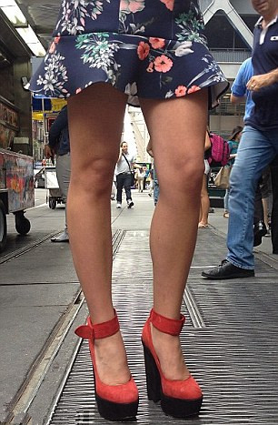 Las piernas hermosas de las mujeres en Nueva York