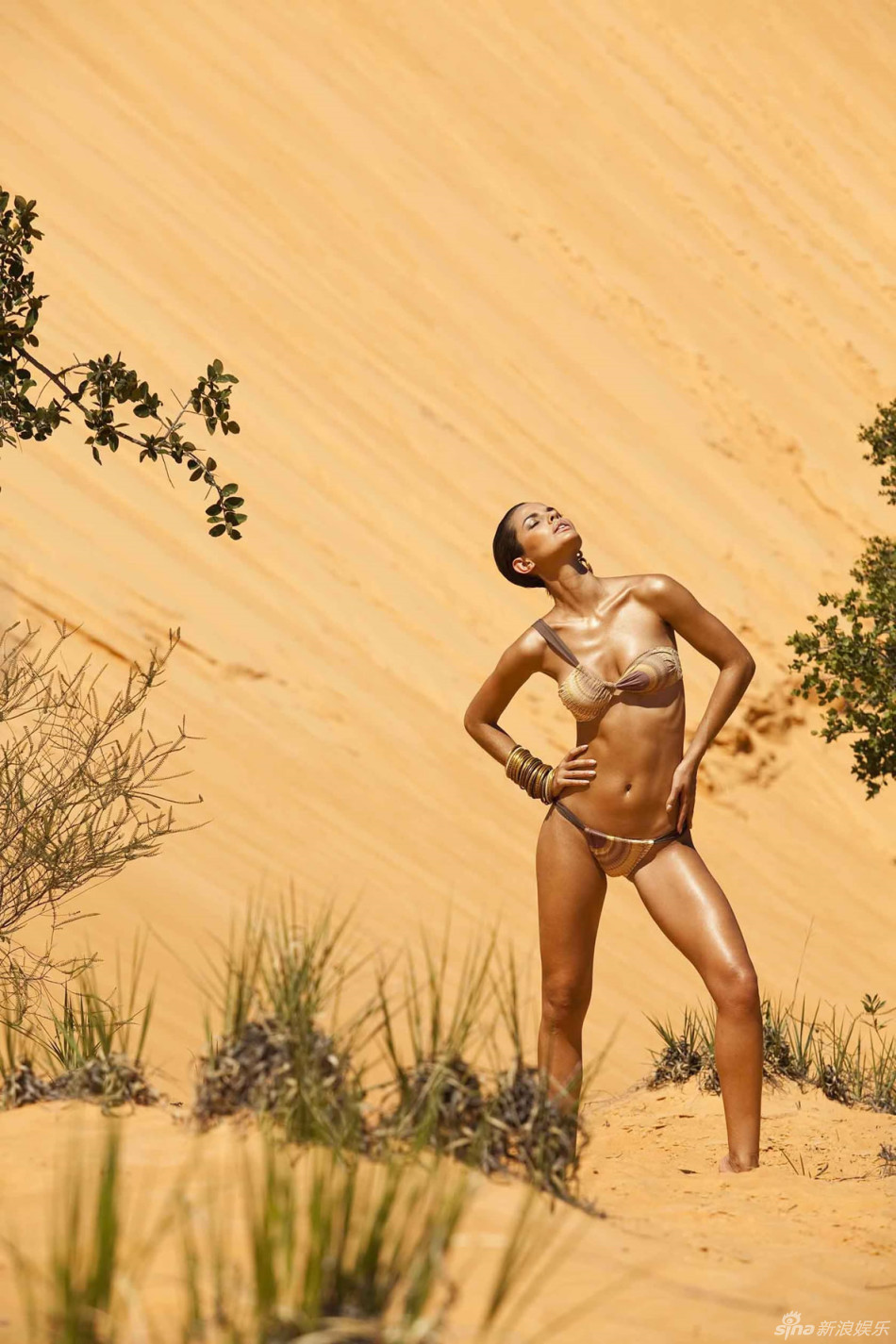 13 fotos de la modelo brasileña salvaje posando en bikini en desierto