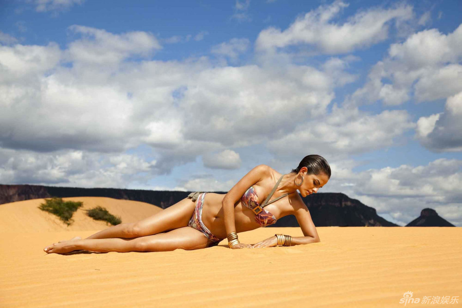 13 fotos de la modelo brasileña salvaje posando en bikini en desierto