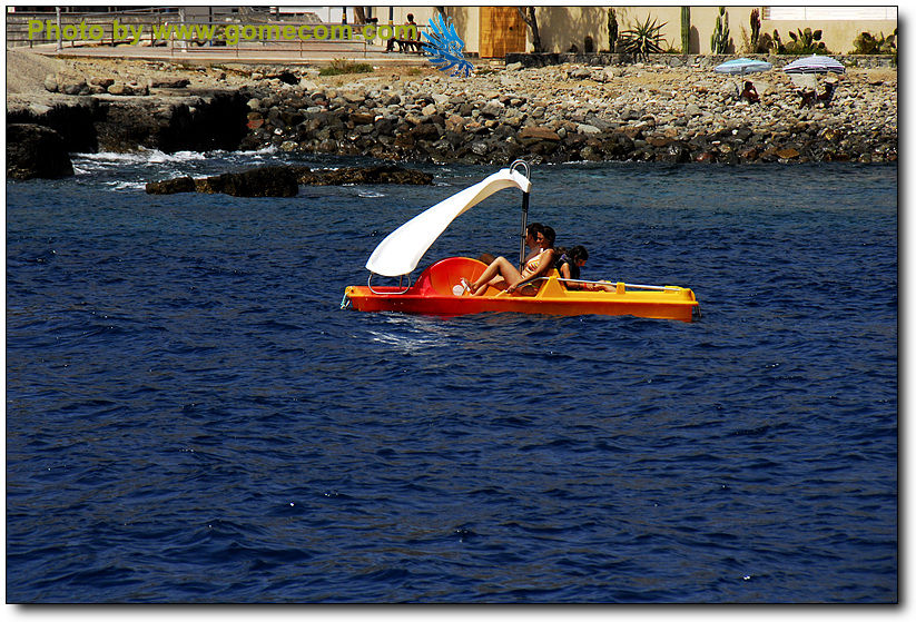 Islas Canarias, playa llena de sol y de la desnudez