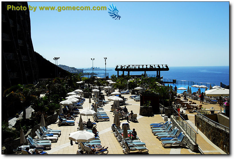 Islas Canarias, playa llena de sol y de la desnudez