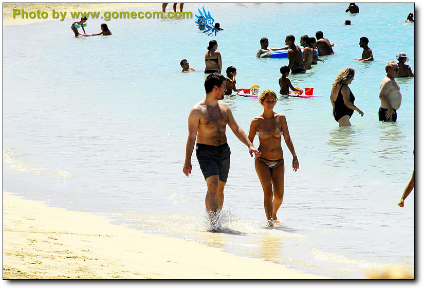 Islas Canarias, playa llena de sol y de la desnudez