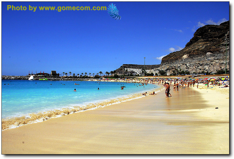 Islas Canarias, playa llena de sol y de la desnudez