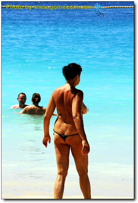 Islas Canarias, playa llena de sol y de la desnudez