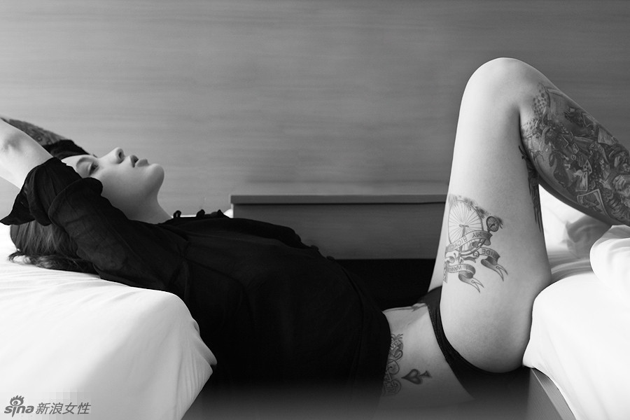 Ira Chernova, sexy fotógrafa rusa con hermosos tatuajes corporales 