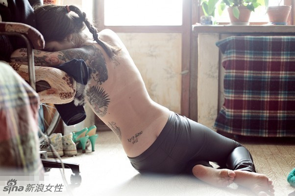 Ira Chernova, sexy fotógrafa rusa con hermosos tatuajes corporales 