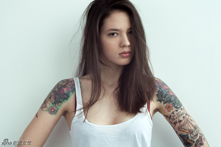 Ira Chernova, sexy fotógrafa rusa con hermosos tatuajes corporales 