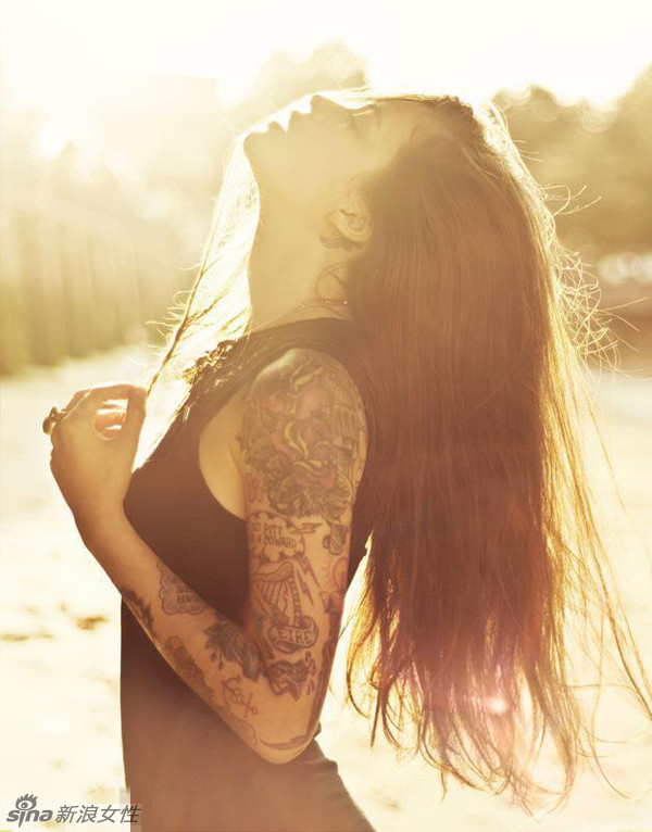 Ira Chernova, sexy fotógrafa rusa con hermosos tatuajes corporales 