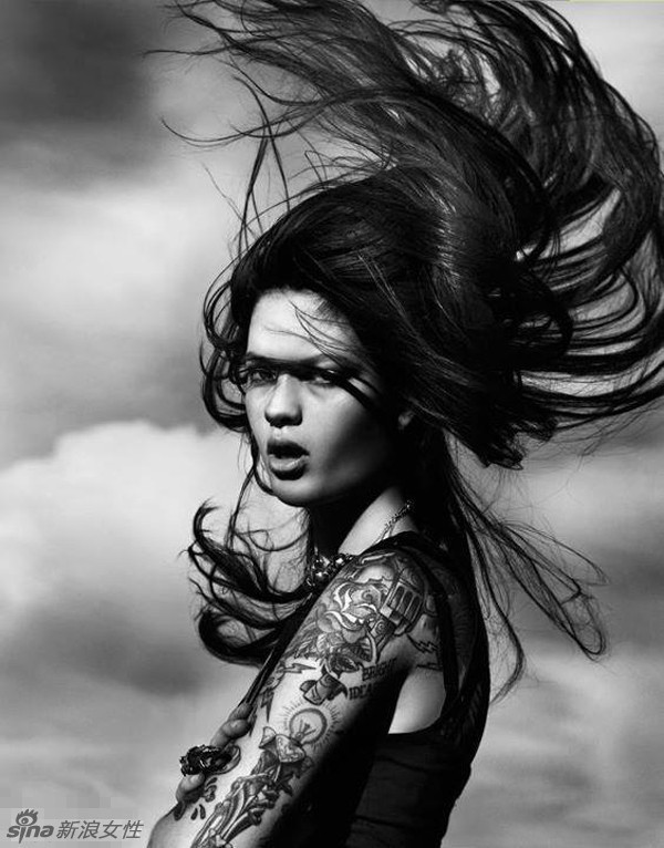 Ira Chernova, sexy fotógrafa rusa con hermosos tatuajes corporales 