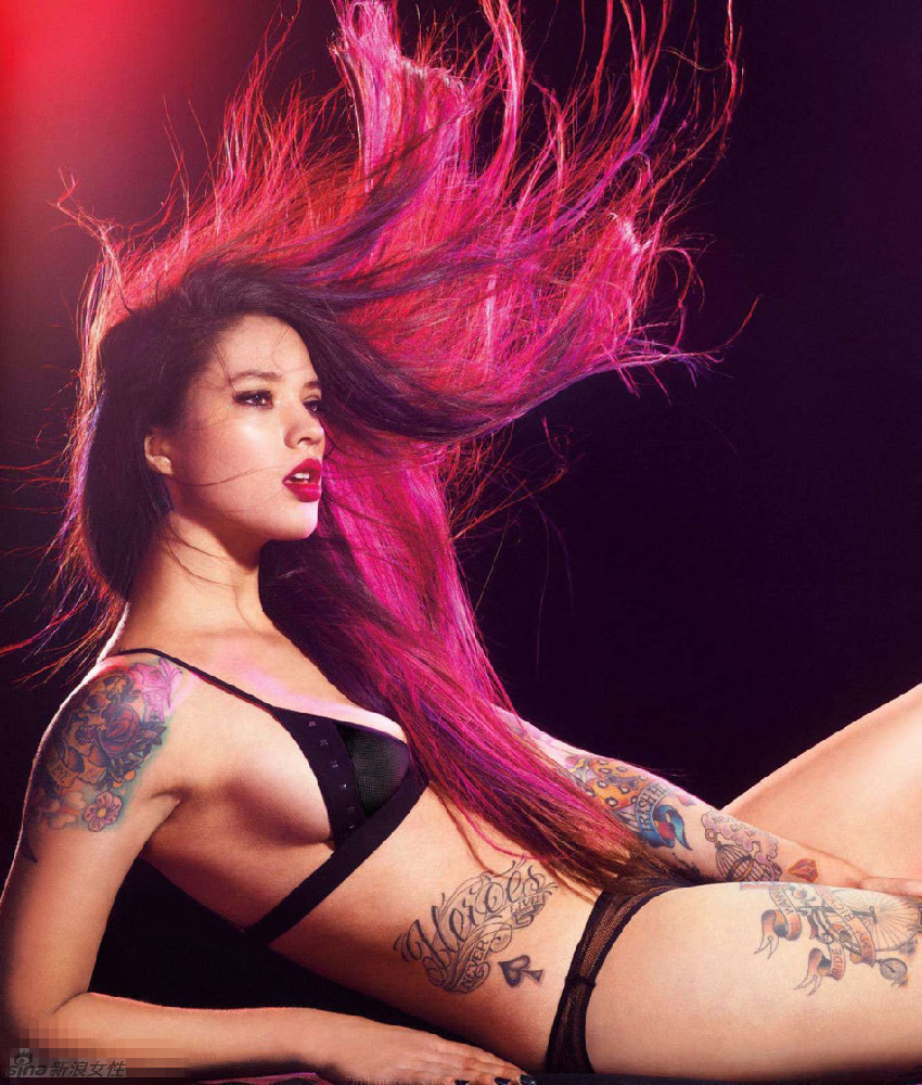 Ira Chernova, sexy fotógrafa rusa con hermosos tatuajes corporales 