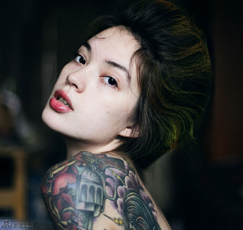 Ira Chernova, sexy fotógrafa rusa con hermosos tatuajes corporales 