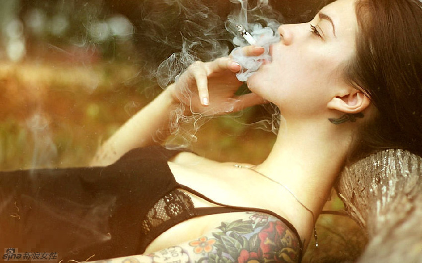 Ira Chernova, sexy fotógrafa rusa con hermosos tatuajes corporales 