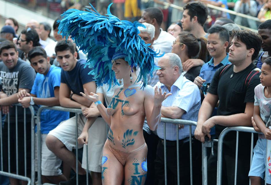 Personas se reunen por la calle casi desnudas para el “Día Nacional de la Ropa Interior”