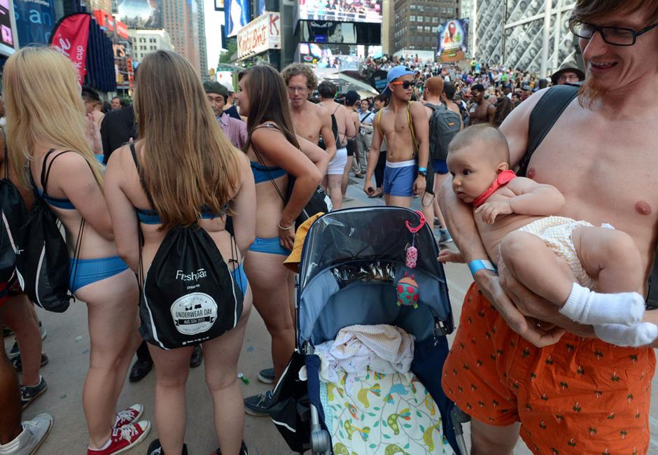 Personas se reunen por la calle casi desnudas para el “Día Nacional de la Ropa Interior”
