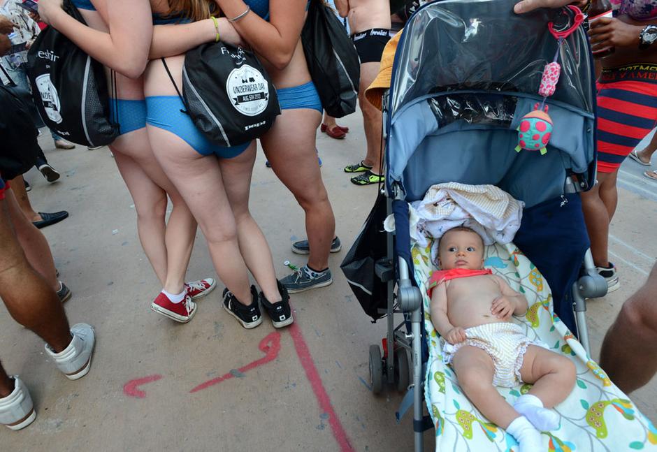 Personas se reunen por la calle casi desnudas para el “Día Nacional de la Ropa Interior”