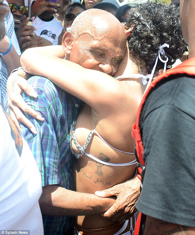 Rihanna luce su sensualidad con pechos y culo en festival