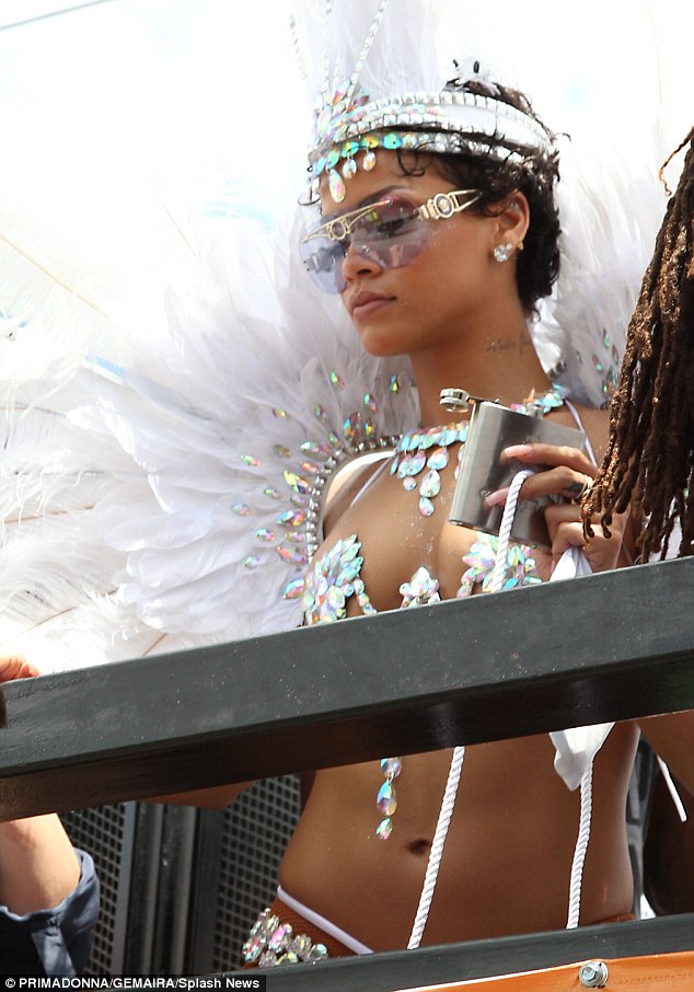 Rihanna luce su sensualidad con pechos y culo en festival