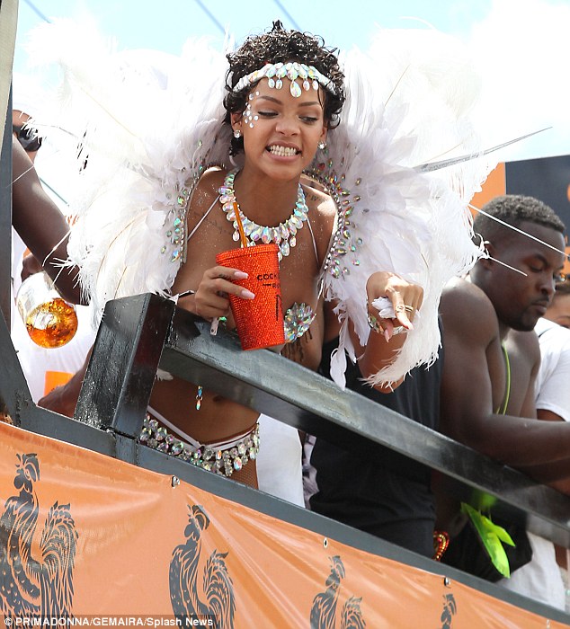 Rihanna luce su sensualidad con pechos y culo en festival