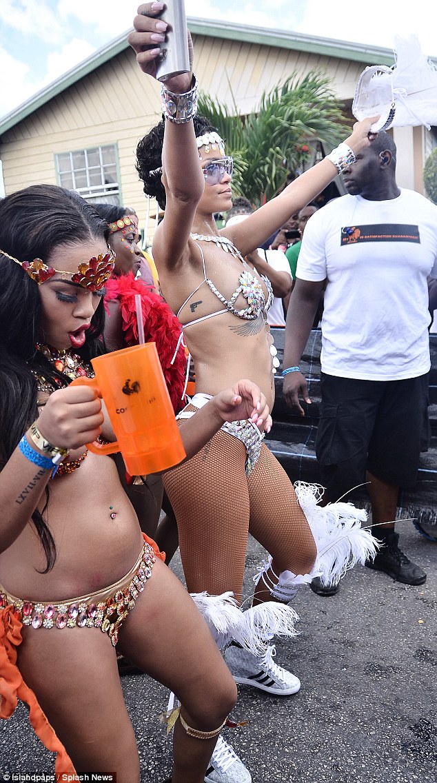 Rihanna luce su sensualidad con pechos y culo en festival