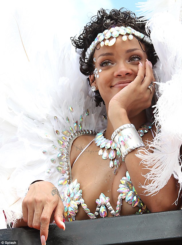 Rihanna luce su sensualidad con pechos y culo en festival