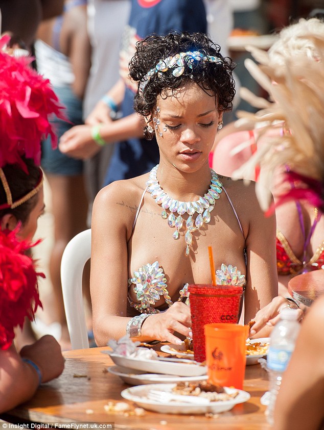 Rihanna luce su sensualidad con pechos y culo en festival