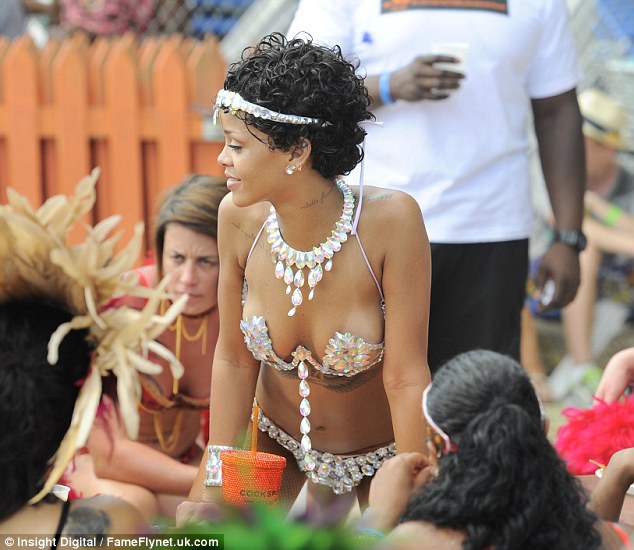 Rihanna luce su sensualidad con pechos y culo en festival