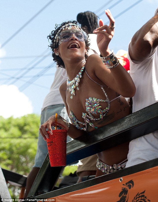 Rihanna luce su sensualidad con pechos y culo en festival