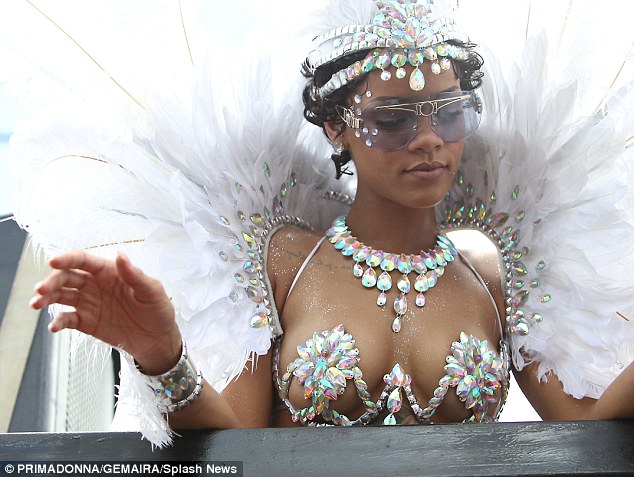 Rihanna luce su sensualidad con pechos y culo en festival