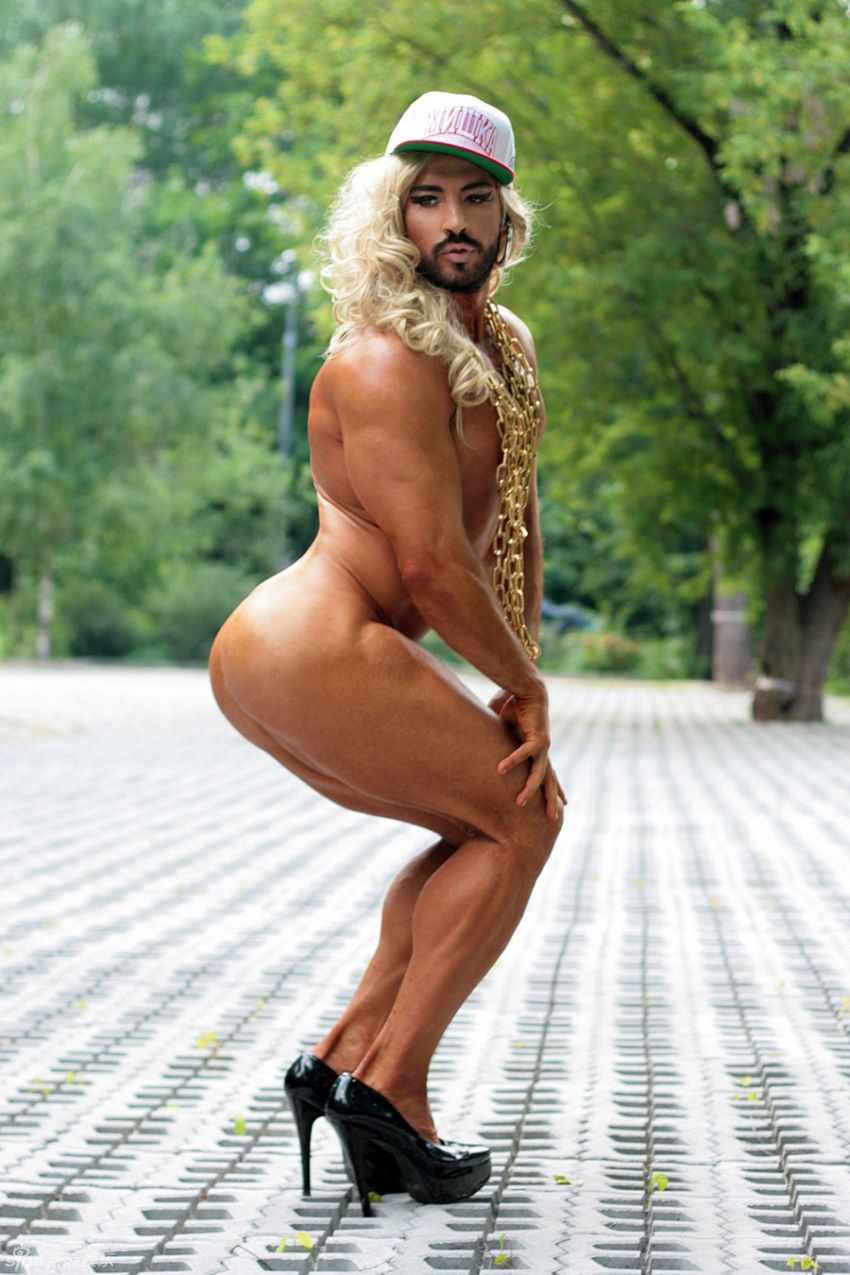 El modelo ruso Pete se disfraza como Nicki Minaj