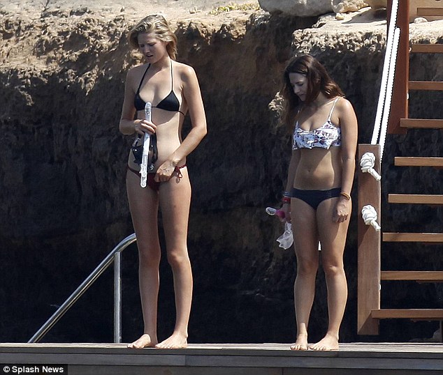 Revelan nuevas fotos de Leonardo DiCaprio y su novia joven Toni Garrn en vacaciones