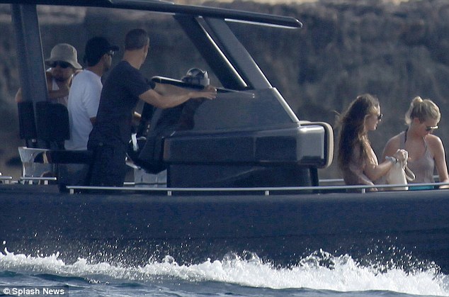 Revelan nuevas fotos de Leonardo DiCaprio y su novia joven Toni Garrn en vacaciones