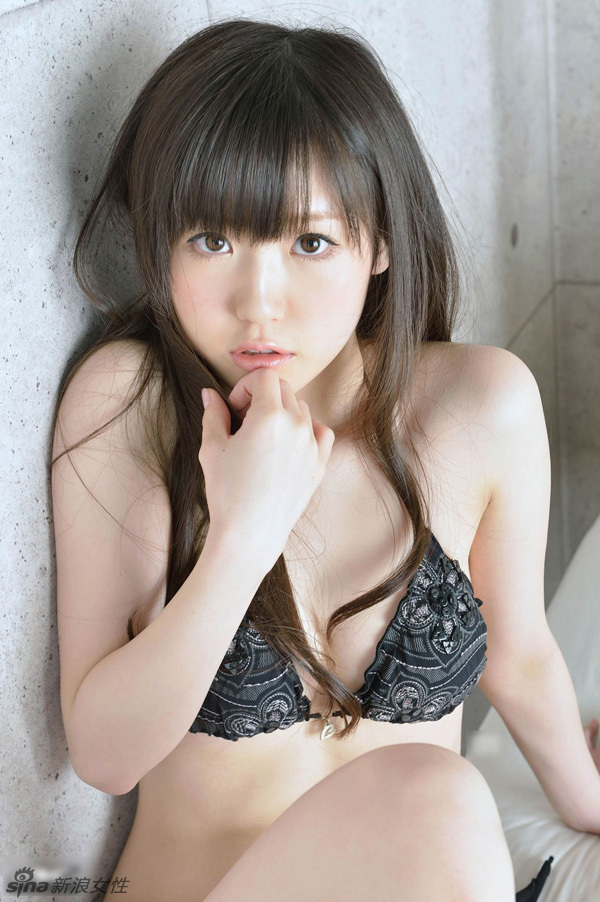  La joven actriz japonesa Akane Kuyuu posa sexy 3