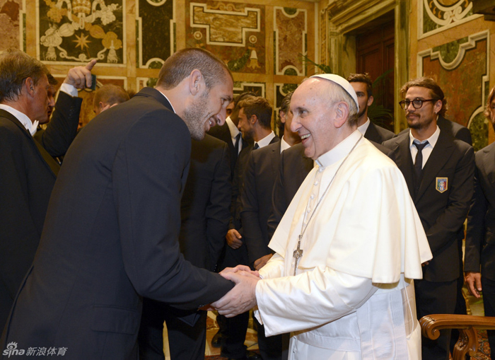 El Papa recibió a las selecciones de fútbol de Argentina e Italia 5