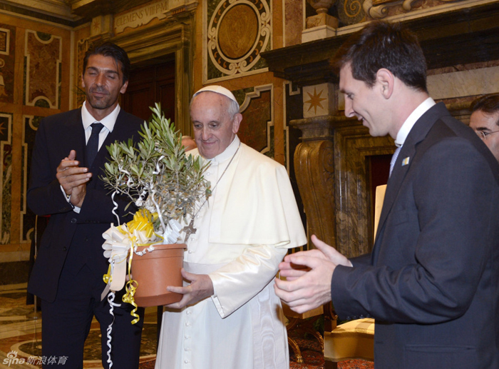 El Papa recibió a las selecciones de fútbol de Argentina e Italia 6