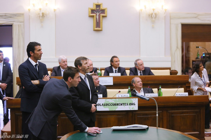 El Papa recibió a las selecciones de fútbol de Argentina e Italia 14