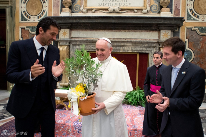 El Papa recibió a las selecciones de fútbol de Argentina e Italia 18