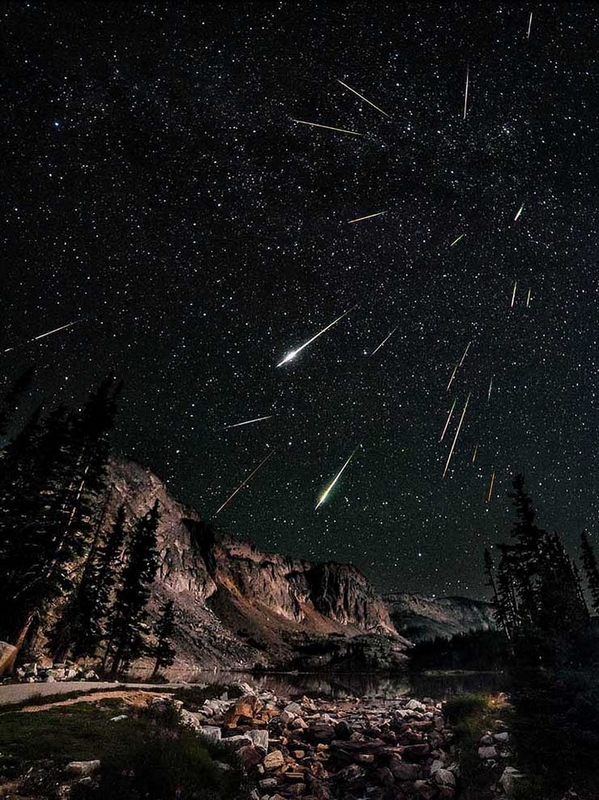 Momento magnífico cuando el meteoro pasa el cielo nocturno