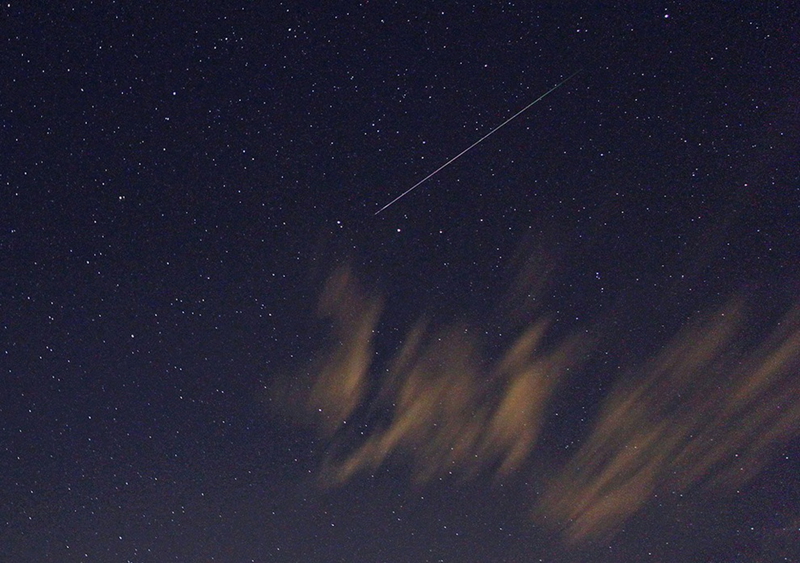 Momento magnífico cuando el meteoro pasa el cielo nocturno