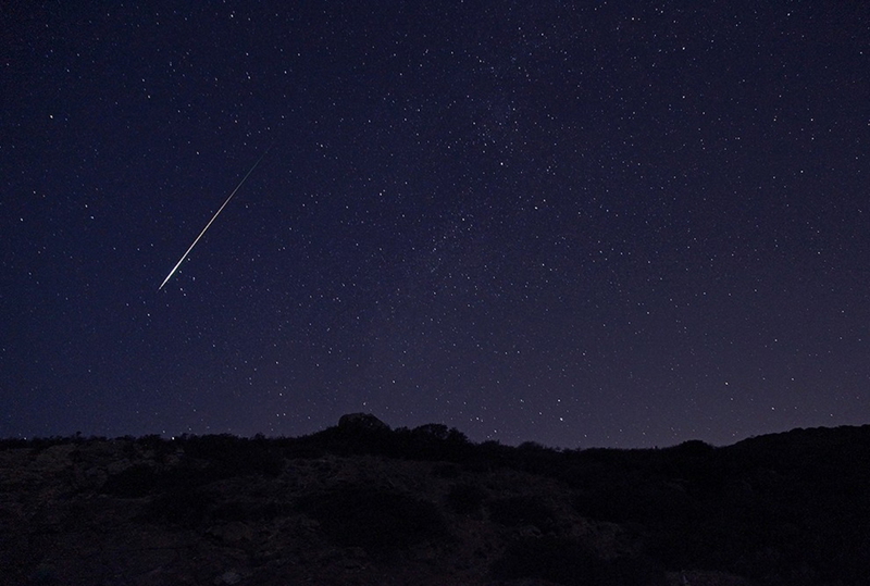 Momento magnífico cuando el meteoro pasa el cielo nocturno