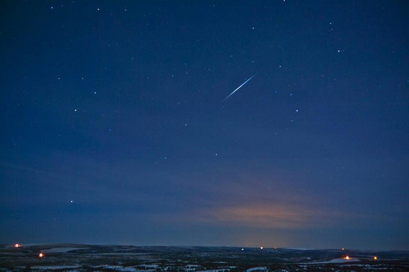 Momento magnífico cuando el meteoro pasa el cielo nocturno