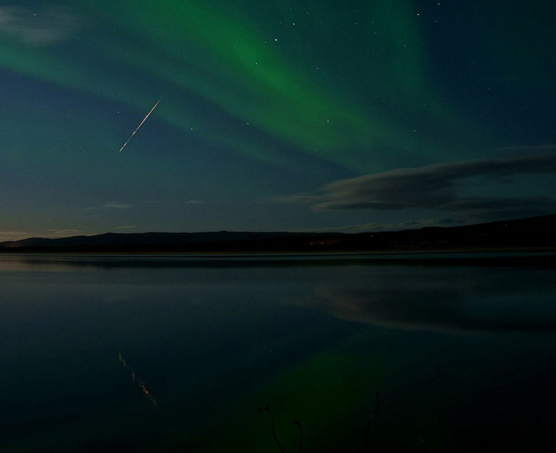 Momento magnífico cuando el meteoro pasa el cielo nocturno