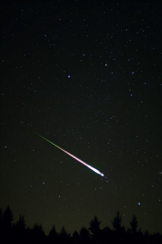 Momento magnífico cuando el meteoro pasa el cielo nocturno